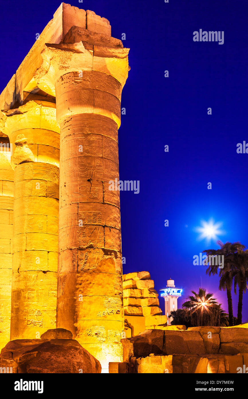 Les colonnes de l'Egypte ancienne au temple de Louxor avec une mosquée moderne à l'arrière-plan. Banque D'Images