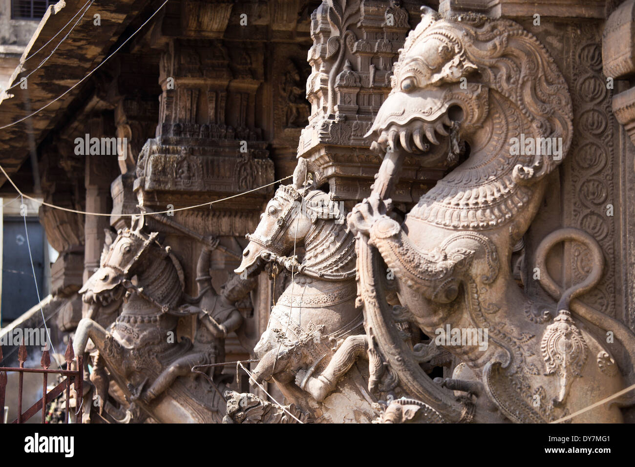 Sculptures hindoues en dehors de l'Meenakshi Amman Temple, Madurai, Inde Banque D'Images