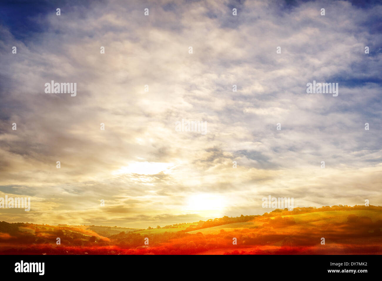 Paysage panoramique avec blue cloudy sky Banque D'Images