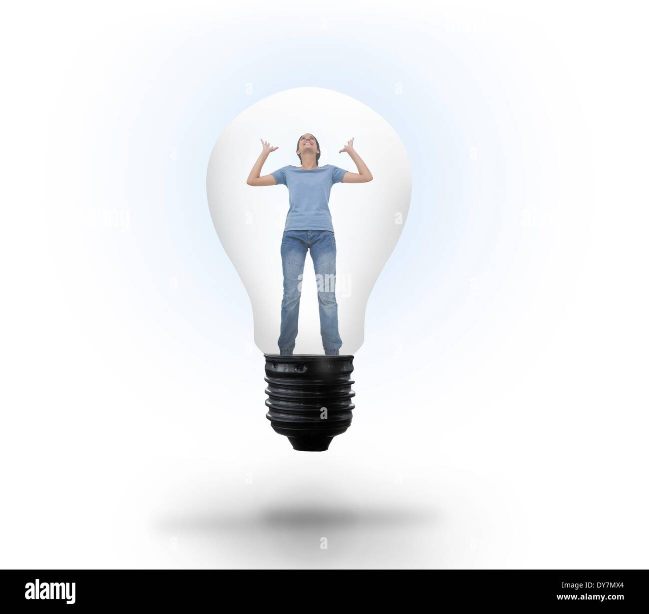 Femme en colère à l'ampoule électrique Banque D'Images