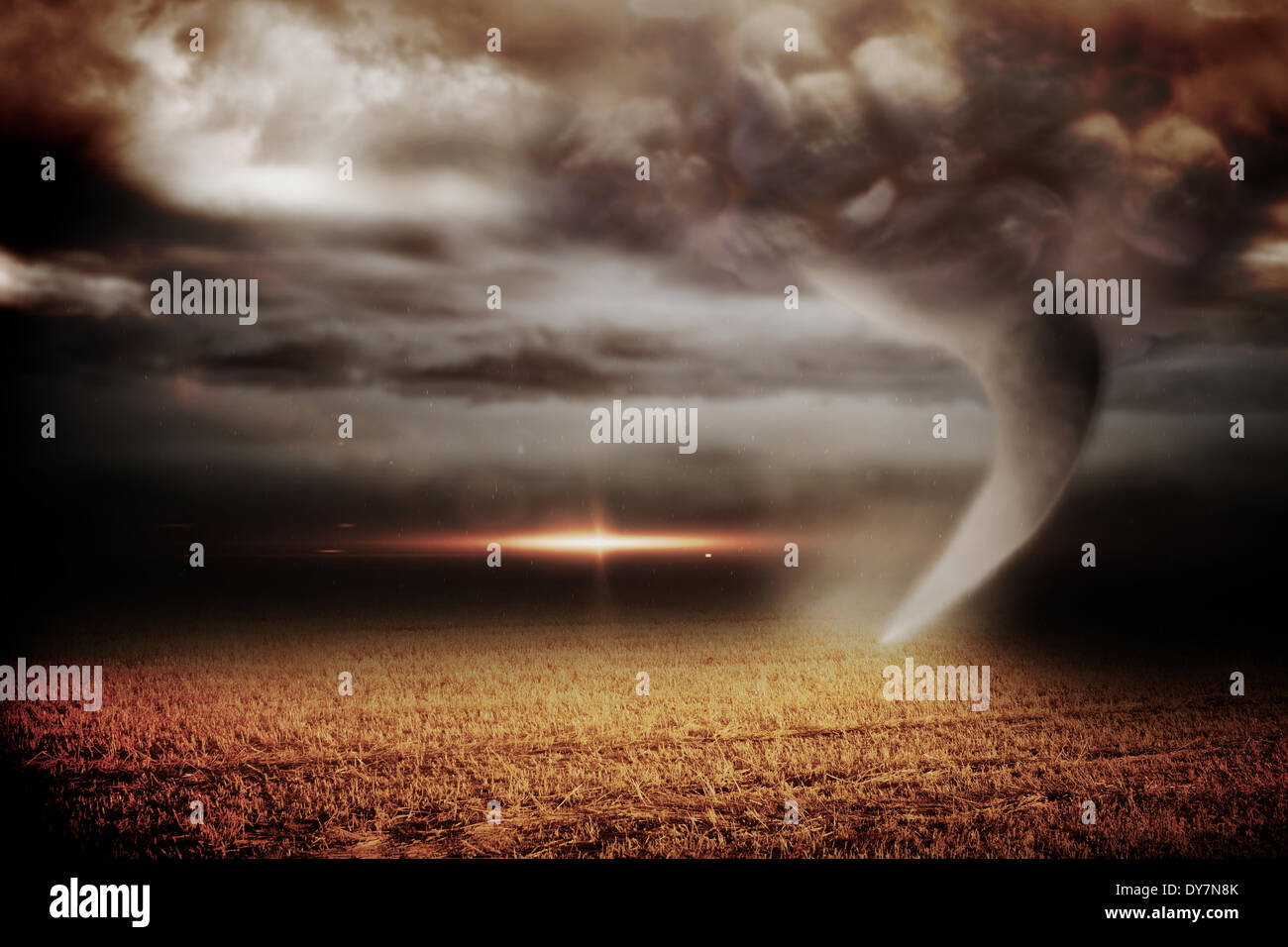 Ciel d'orage avec tornade sur domaine Banque D'Images