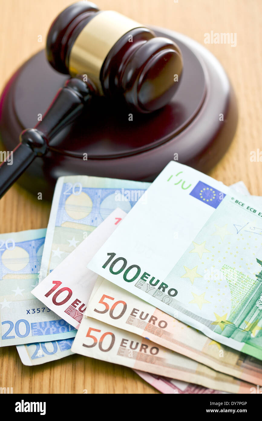 Marteau juge et monnaie euro on wooden table Banque D'Images