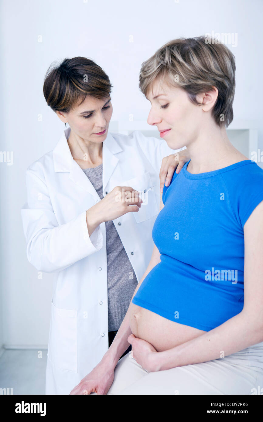 La vaccination d'une femme enceinte Banque D'Images