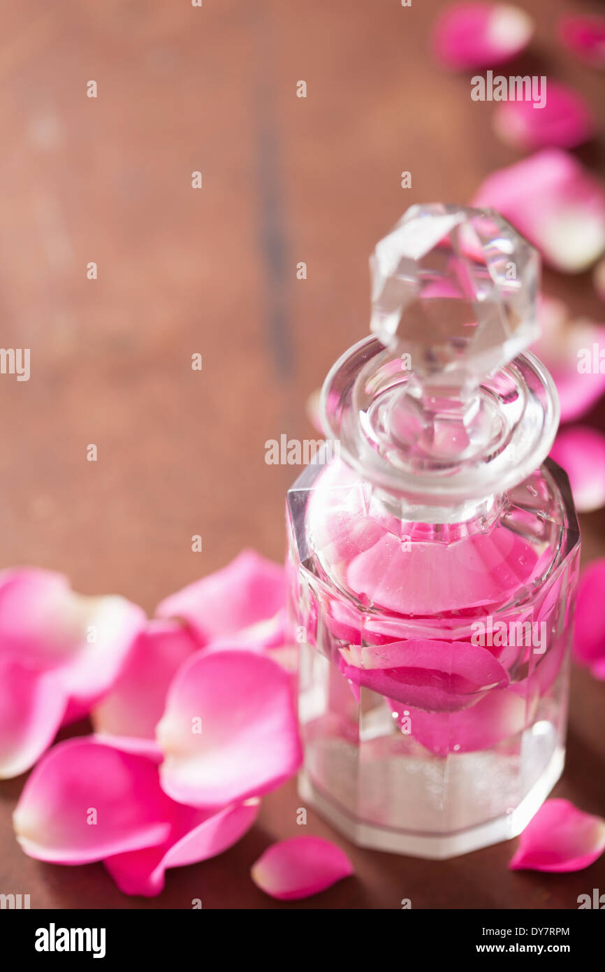 Flacon de parfum et de fleurs rose rose aromathérapie spa. Banque D'Images