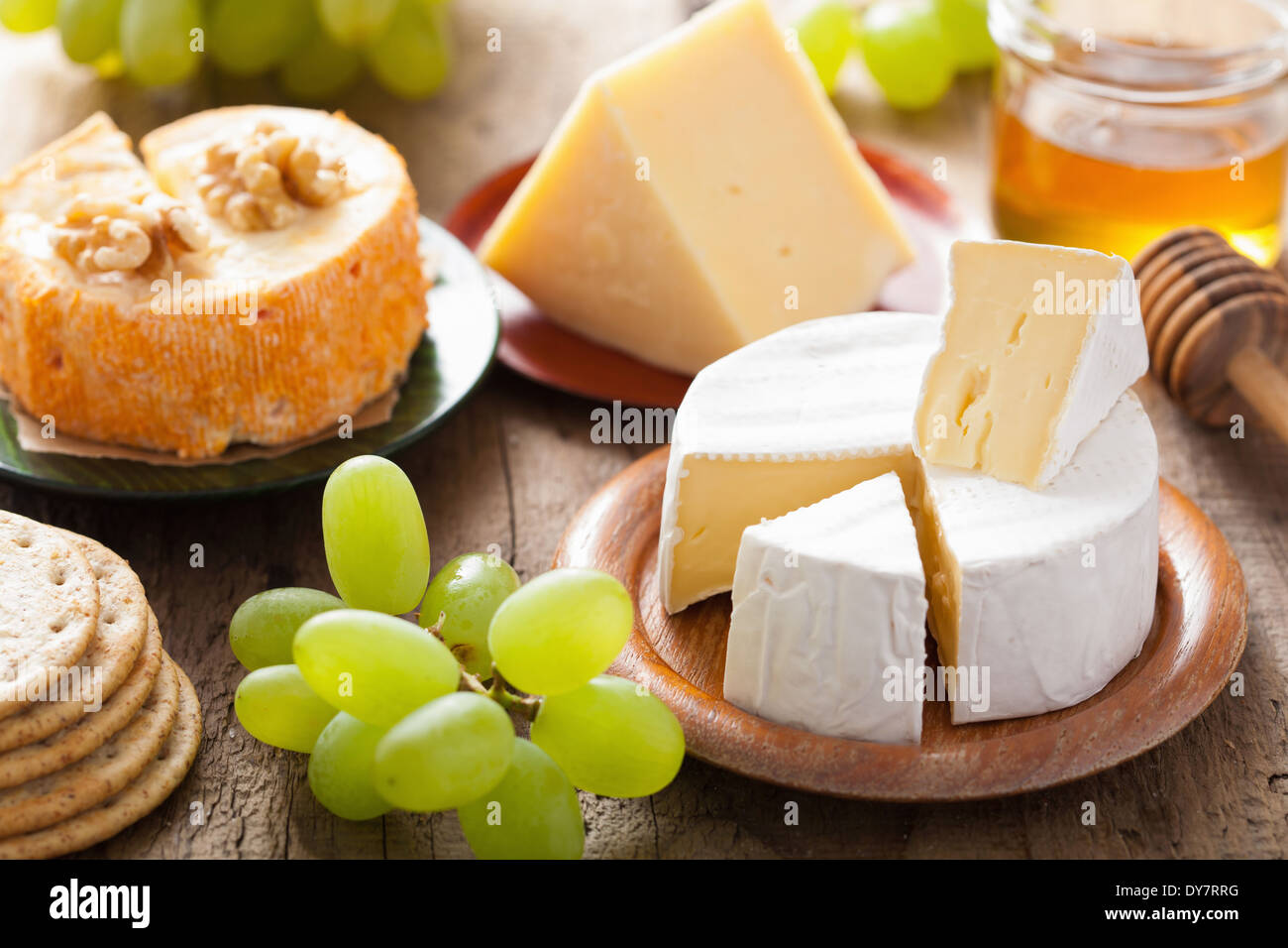 Différents types de fromage aux raisins, miel et noix Banque D'Images