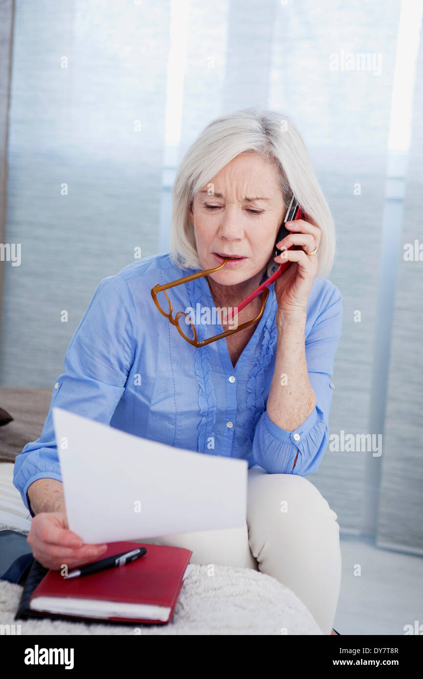 Personne âgée au téléphone Banque D'Images