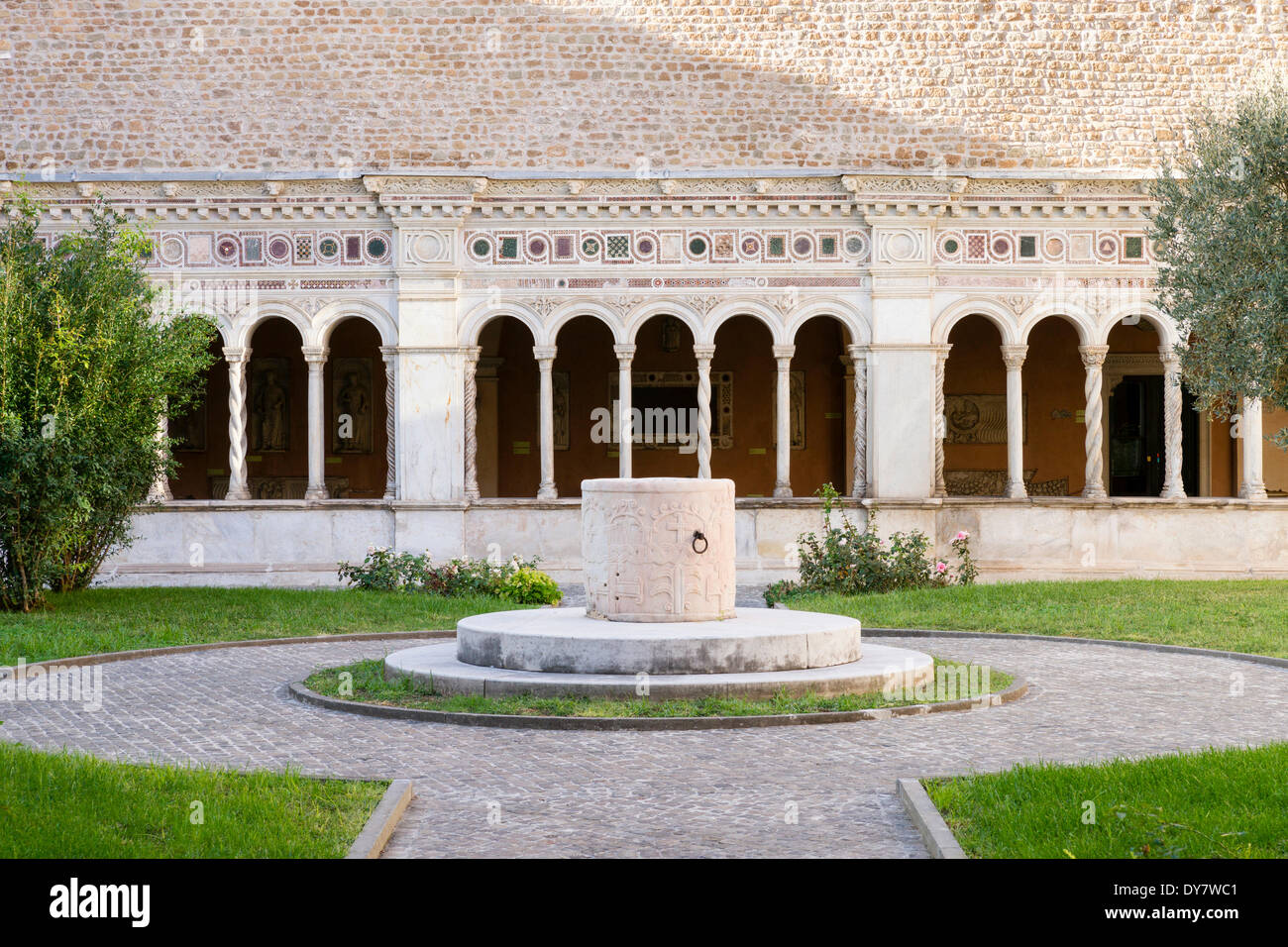 Fontaine avec des frises de Lombard, 9e siècle, cloître de l'Archbasilica Saint-Jean de Latran, Latran, Vatican, Rome, Latium Banque D'Images