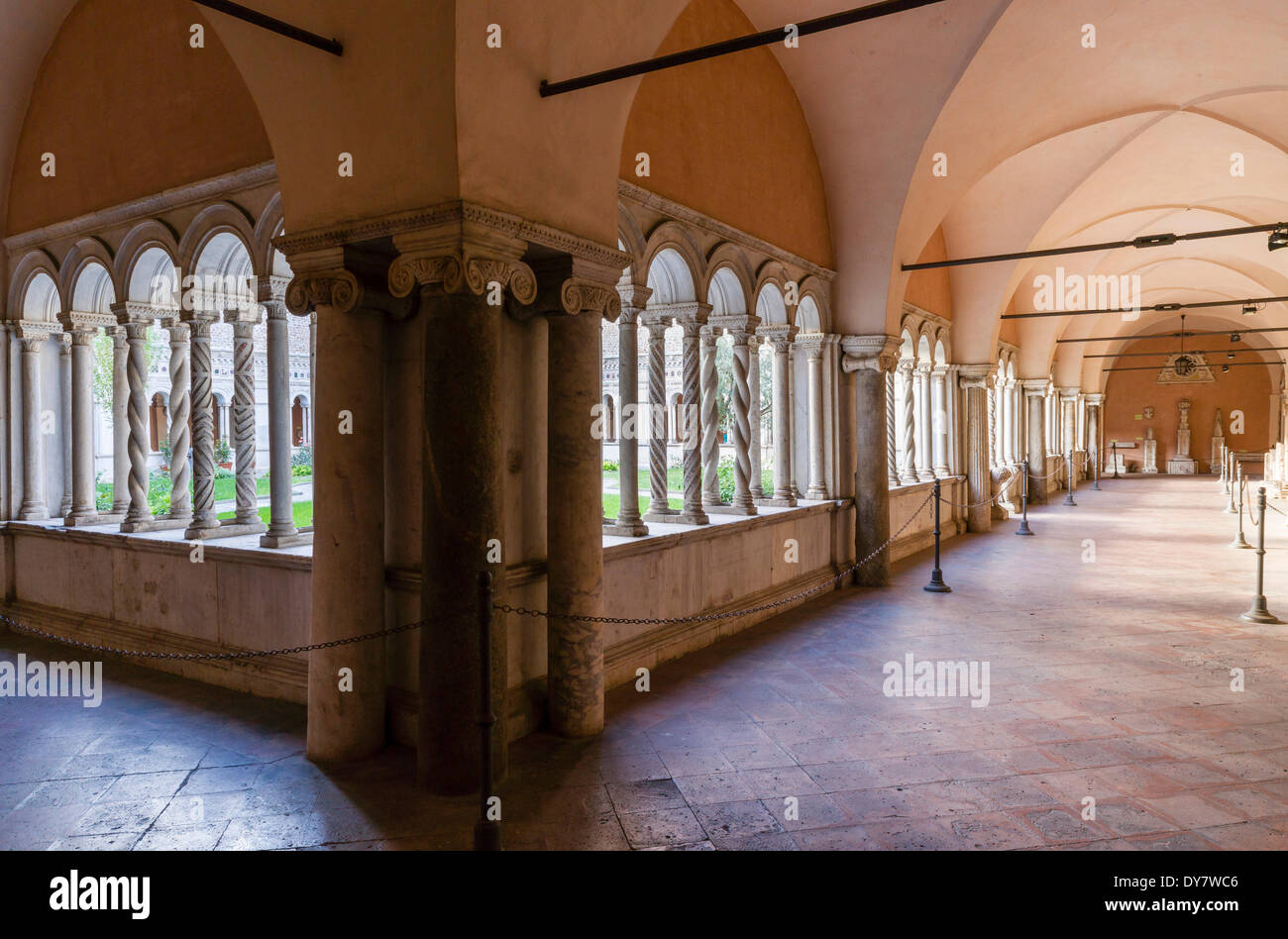 [Http://penelope.uchicago.edu/thayer/e/gazetteer/places/europe/italy/lazio/roma/rome/churches/s.maria_in_cosmedin/interior/cosmatesque_pavement.html ornamens, chef d'œuvre en artiste Vassalletto, cloître de la Basilique Saint-Jean de Latran Banque D'Images