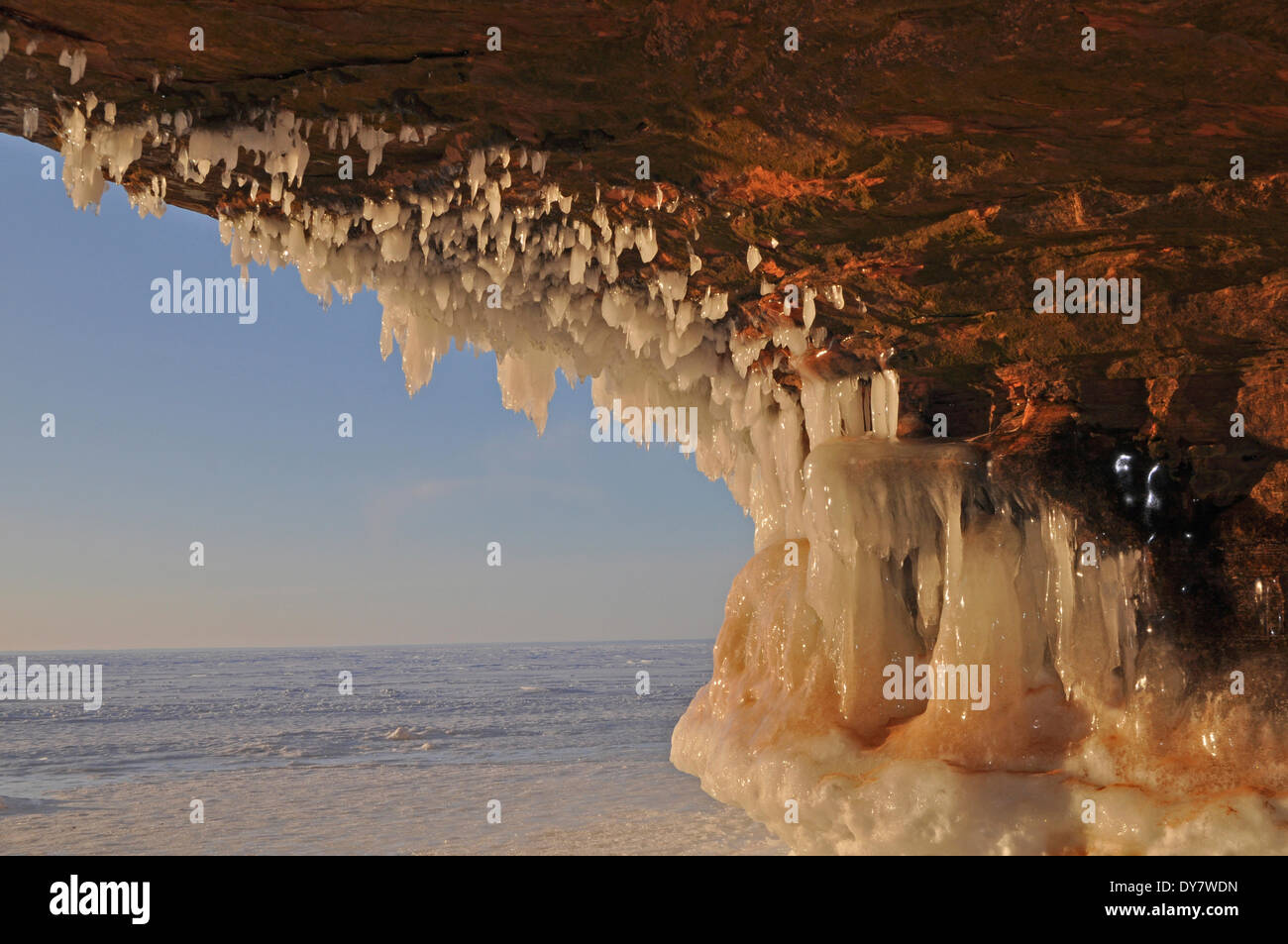 Glaçons pendant de plafond dans une grotte, Îles Apostle National Lakeshore, Bayfield, Wisconsin, États-Unis Banque D'Images