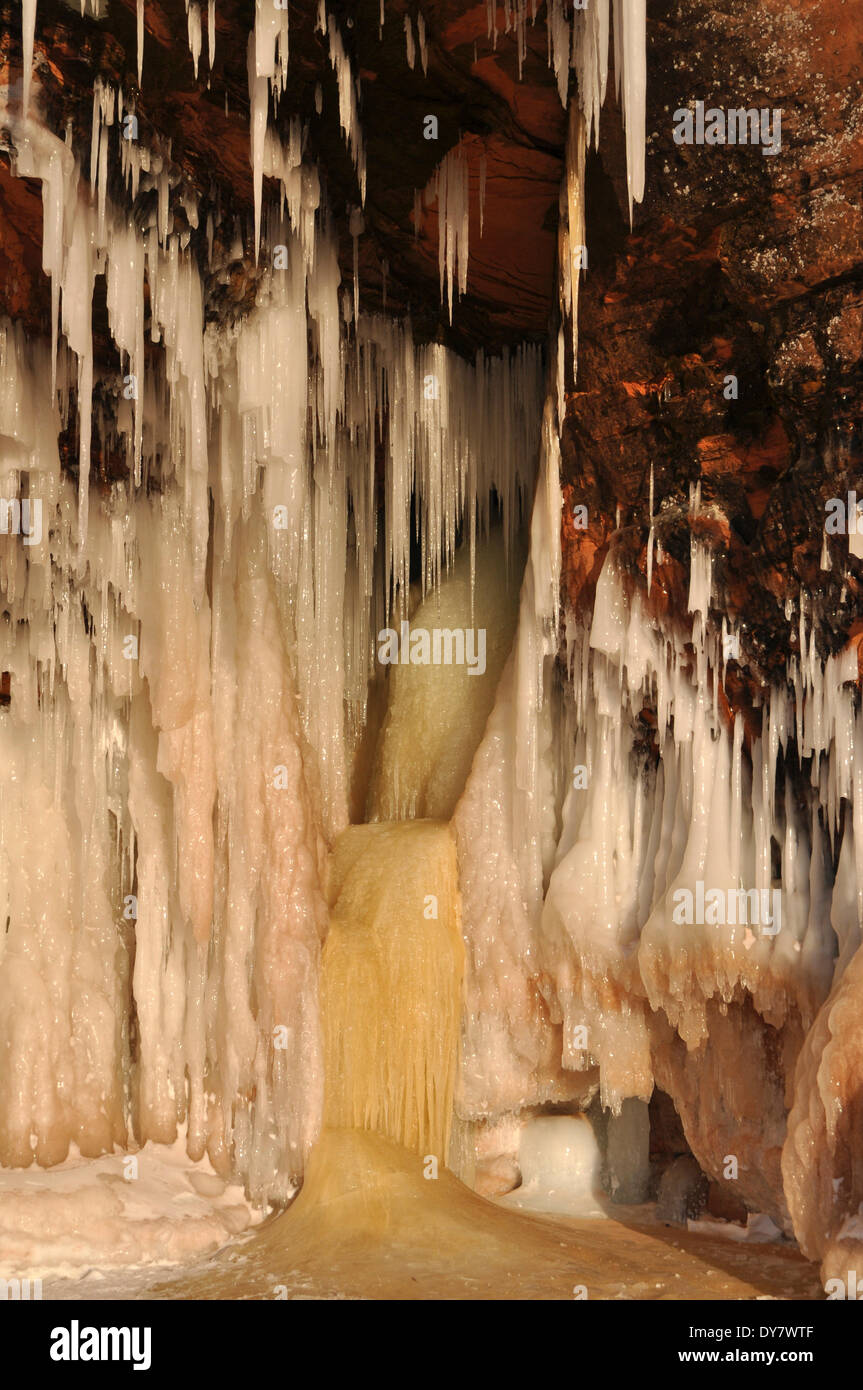 Glaçons pendant de la falaise de grès rouge, Îles Apostle National Lakeshore, lac Supérieur, Bayfield, Wisconsin, États-Unis Banque D'Images
