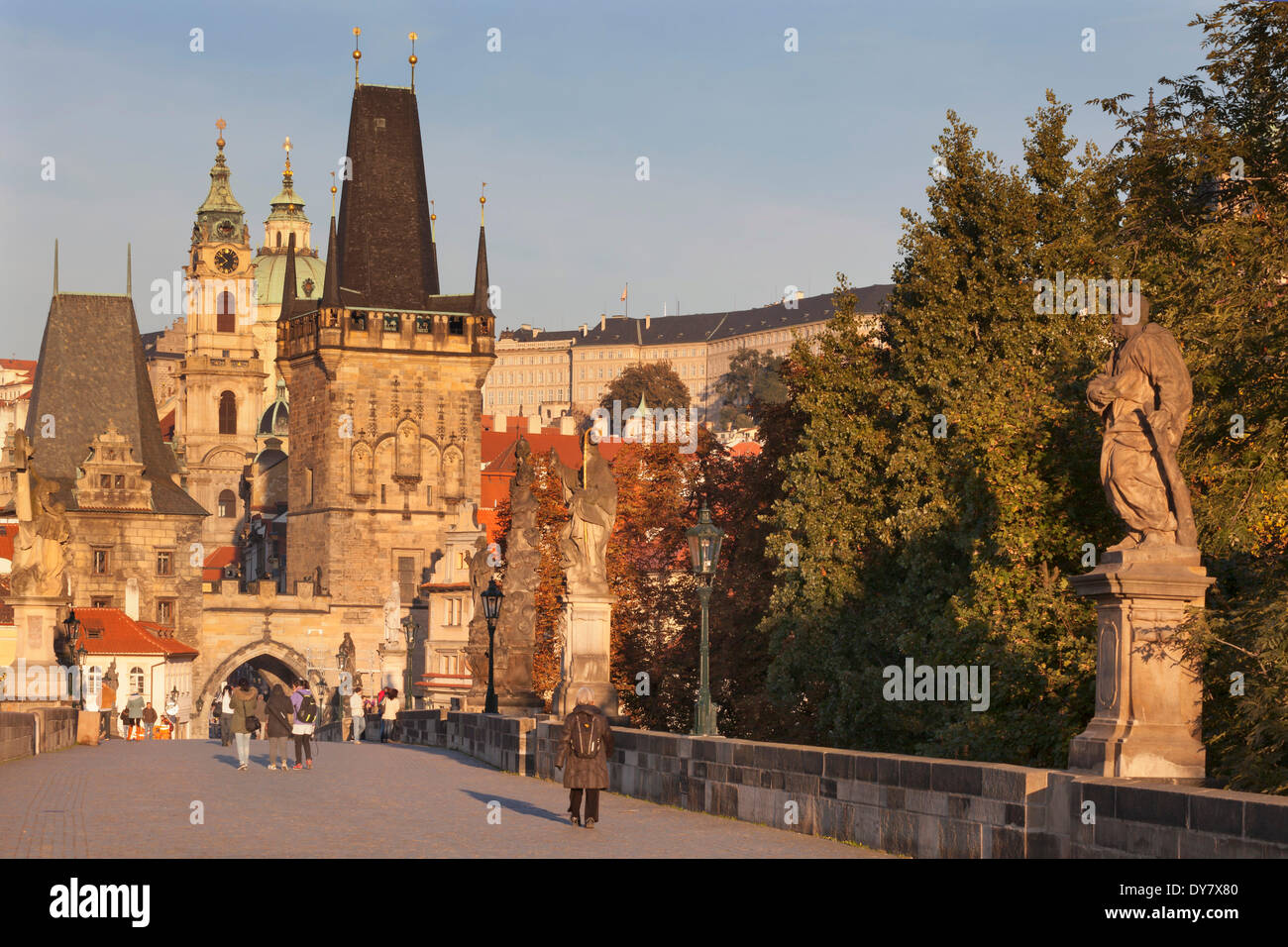 Le Pont Charles et le quartier de Malá Strana de Prague, les tours du pont, la Bohême, République Tchèque Banque D'Images
