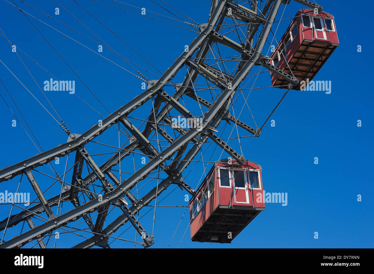 Deux cabines de la Wiener grande roue Riesenrad contre un ciel bleu au Prater, Vienne, Autriche Banque D'Images