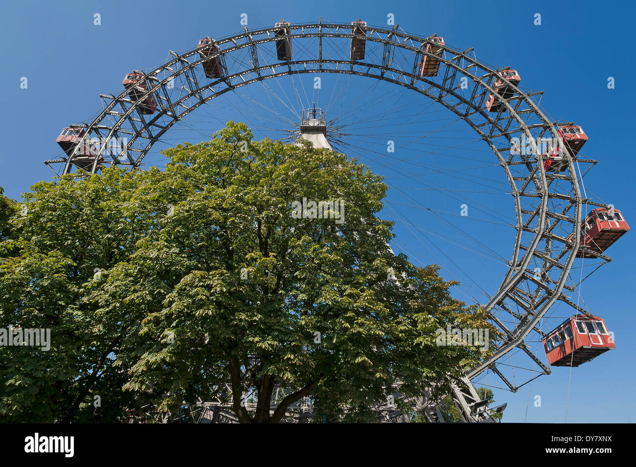 Wiener grande roue Riesenrad contre un ciel bleu au Prater, Vienne, Autriche Banque D'Images