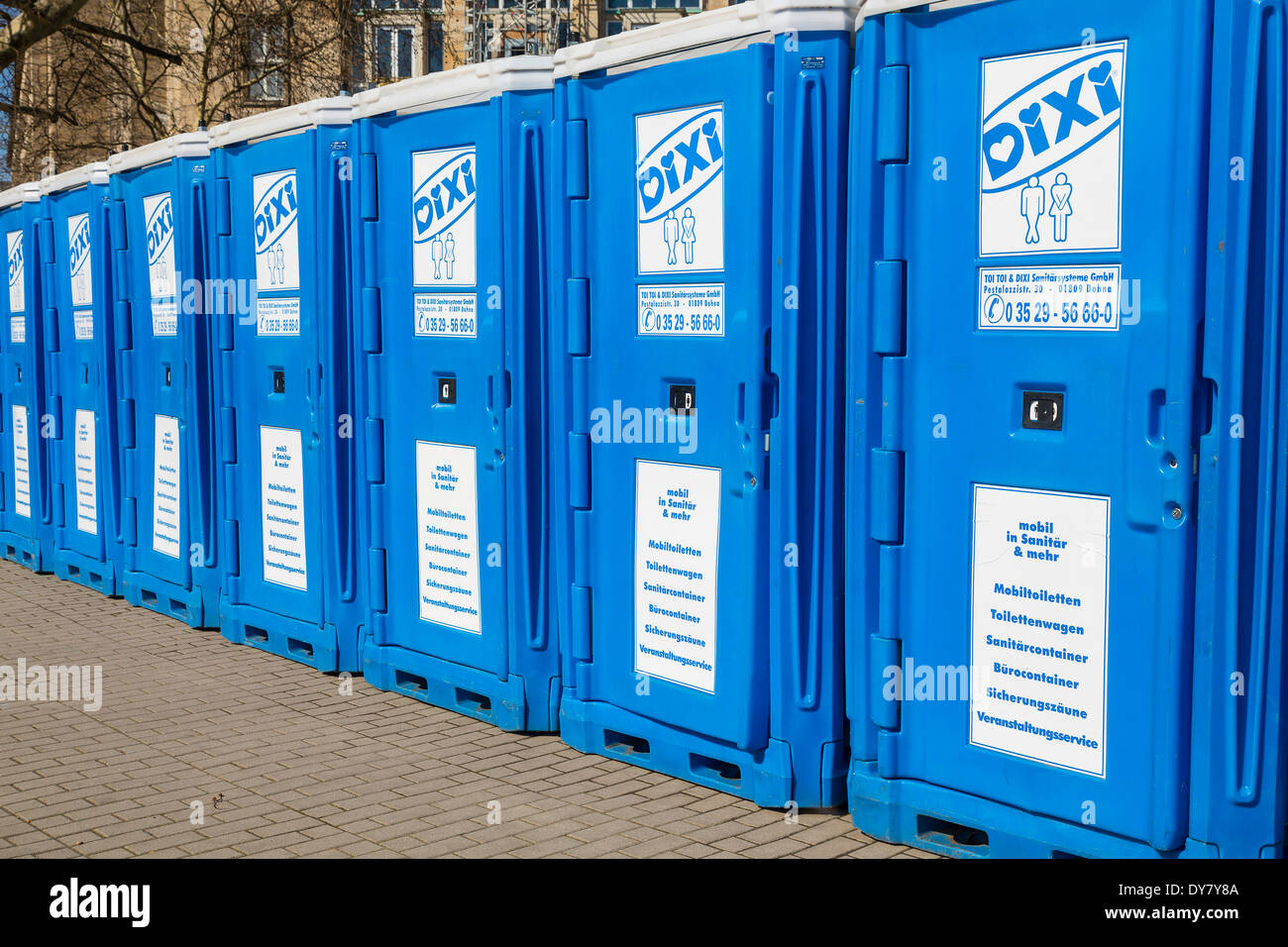 Rangée de cabines de toilettes DIXI en face de la Neues Rathaus construction site, Dresde, Saxe, Allemagne Banque D'Images