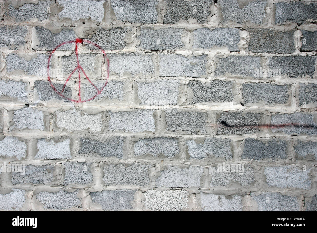 Pacifik signe sur un mur gris. Mur dans un quartier pauvre de la ville. Mur avec signe de paix, street art fond Banque D'Images