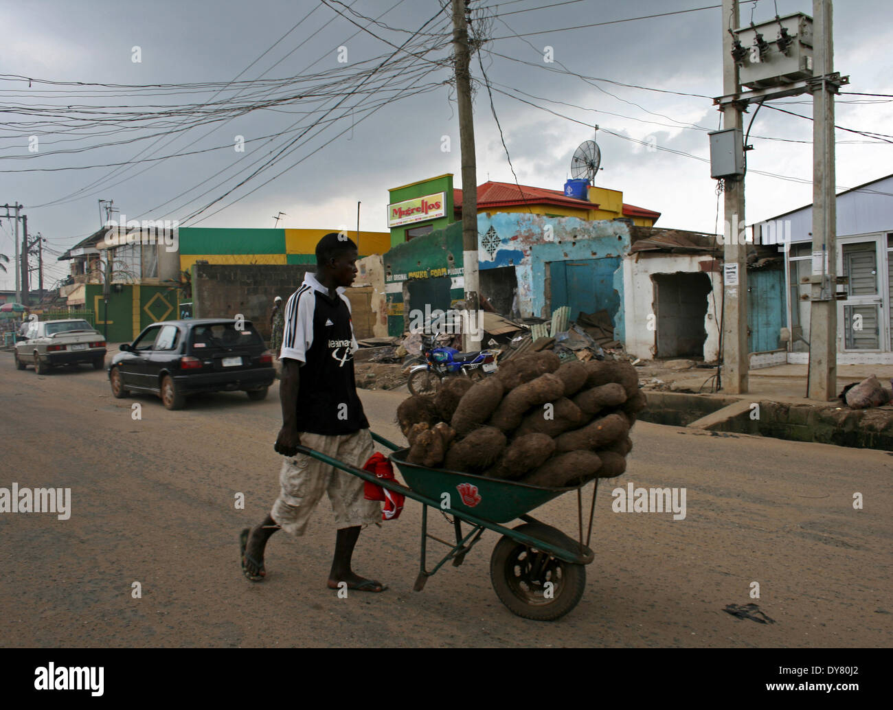 Un homme portant ses produits au marché dans les rues de Lagos, Nigeria le 10 octobre 2009. AMO/Ahmed Jallanzo Banque D'Images