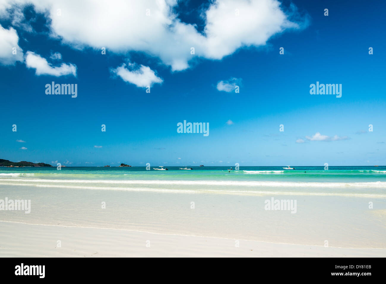 Plage de sable blanc avec une mer turquoise Banque D'Images