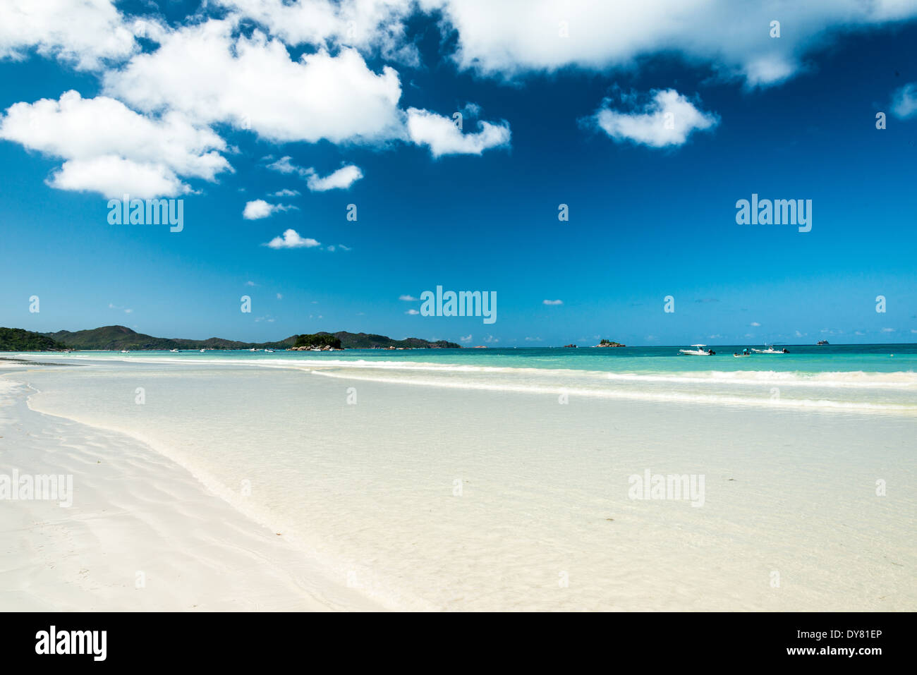 Plage de sable blanc avec une mer turquoise Banque D'Images