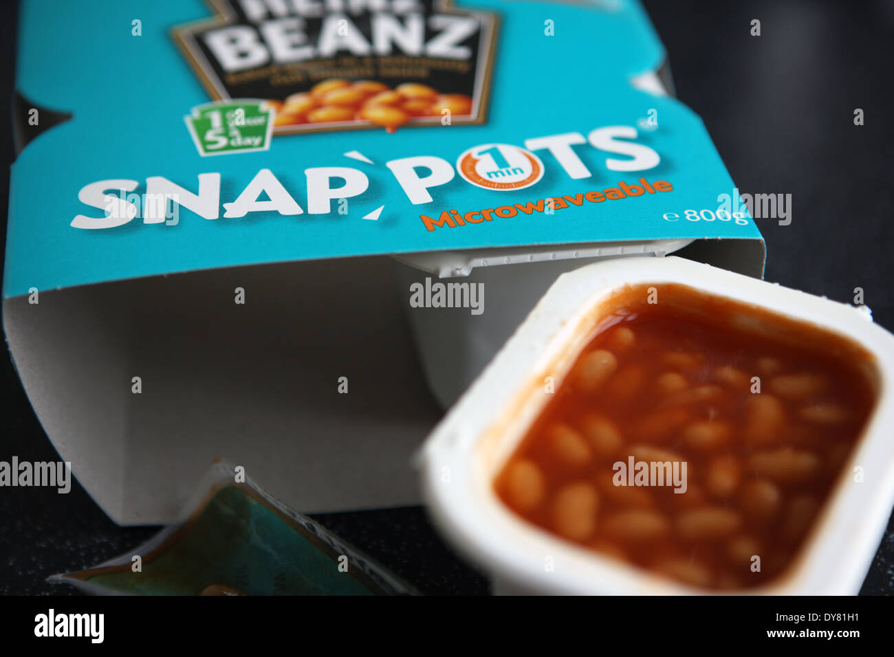 Haricots Heinz pots snap, plus facile à réchauffer au micro-ondes plus petites portions qui signifie moins de déchets alimentaires en particulier pour les personnes âgées vivant seules Banque D'Images
