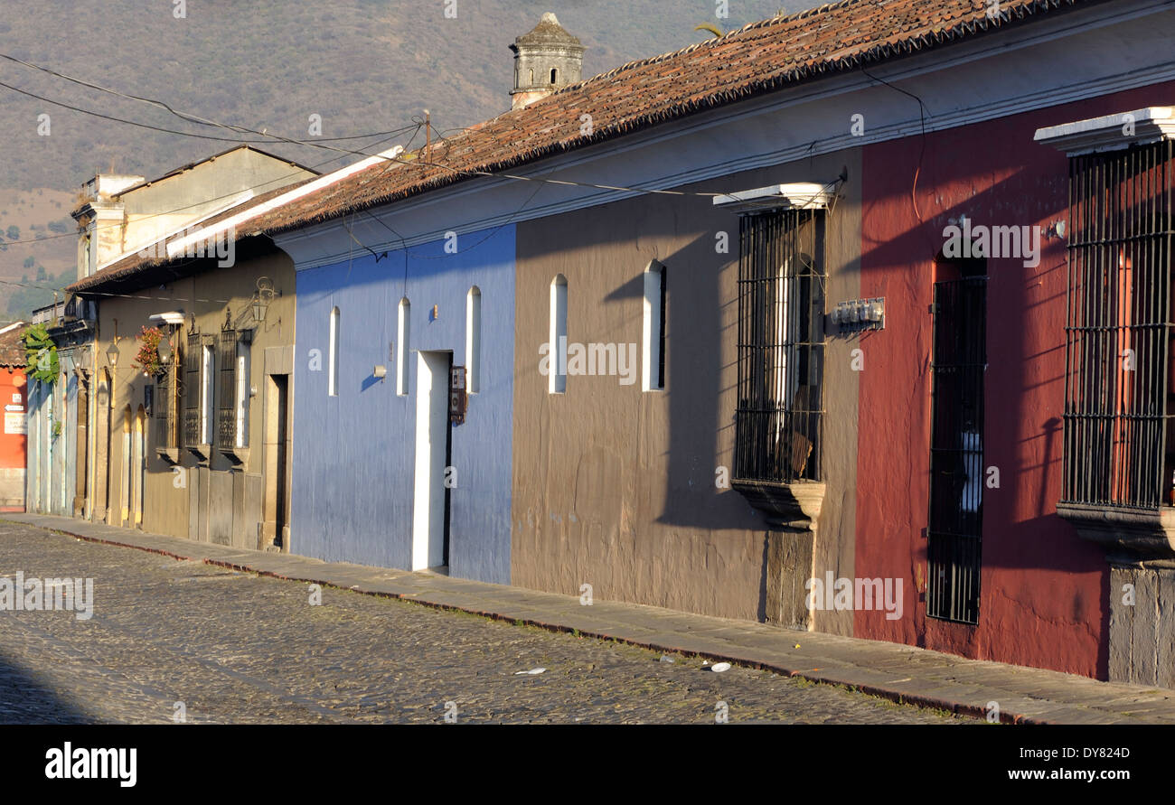 Des maisons dans une rue pavée à Antigua. Antigua Guatemala, République du Guatemala. Banque D'Images