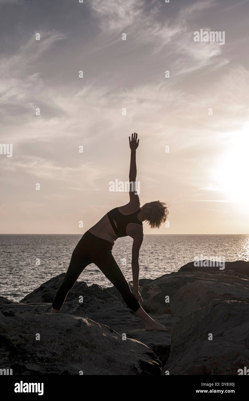 Woman practicing yoga Banque D'Images