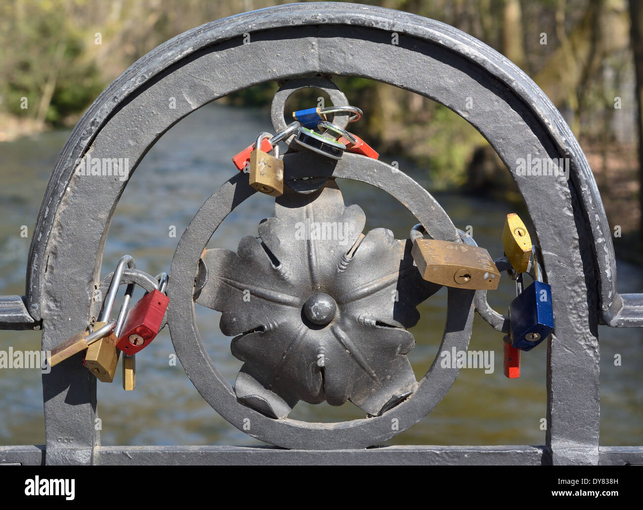 L'amour des verrous sur un pont à Munich Allemagne Banque D'Images