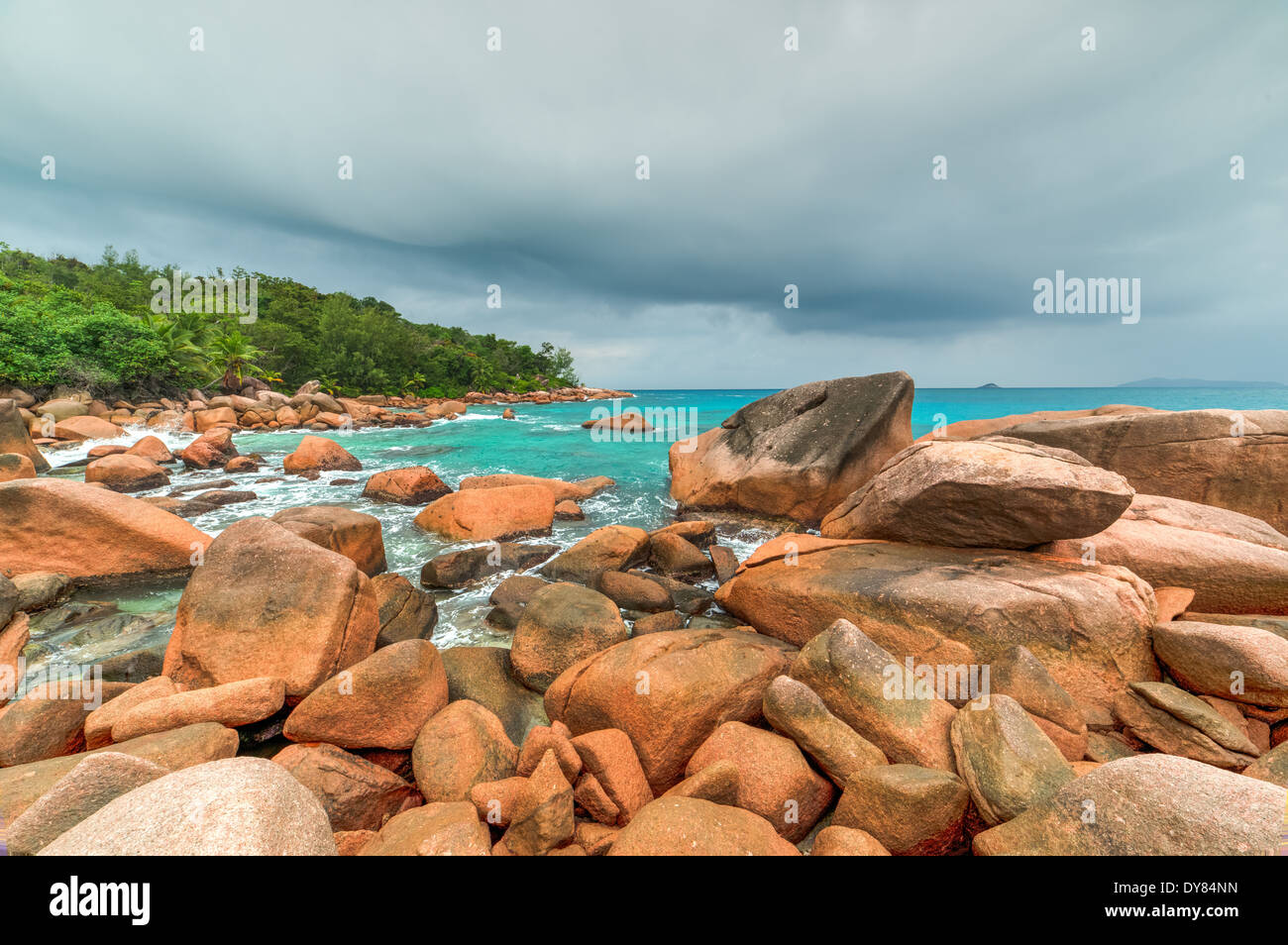 Stormy plage d'Anse Lazio, Praslin Island, Seychelles Banque D'Images