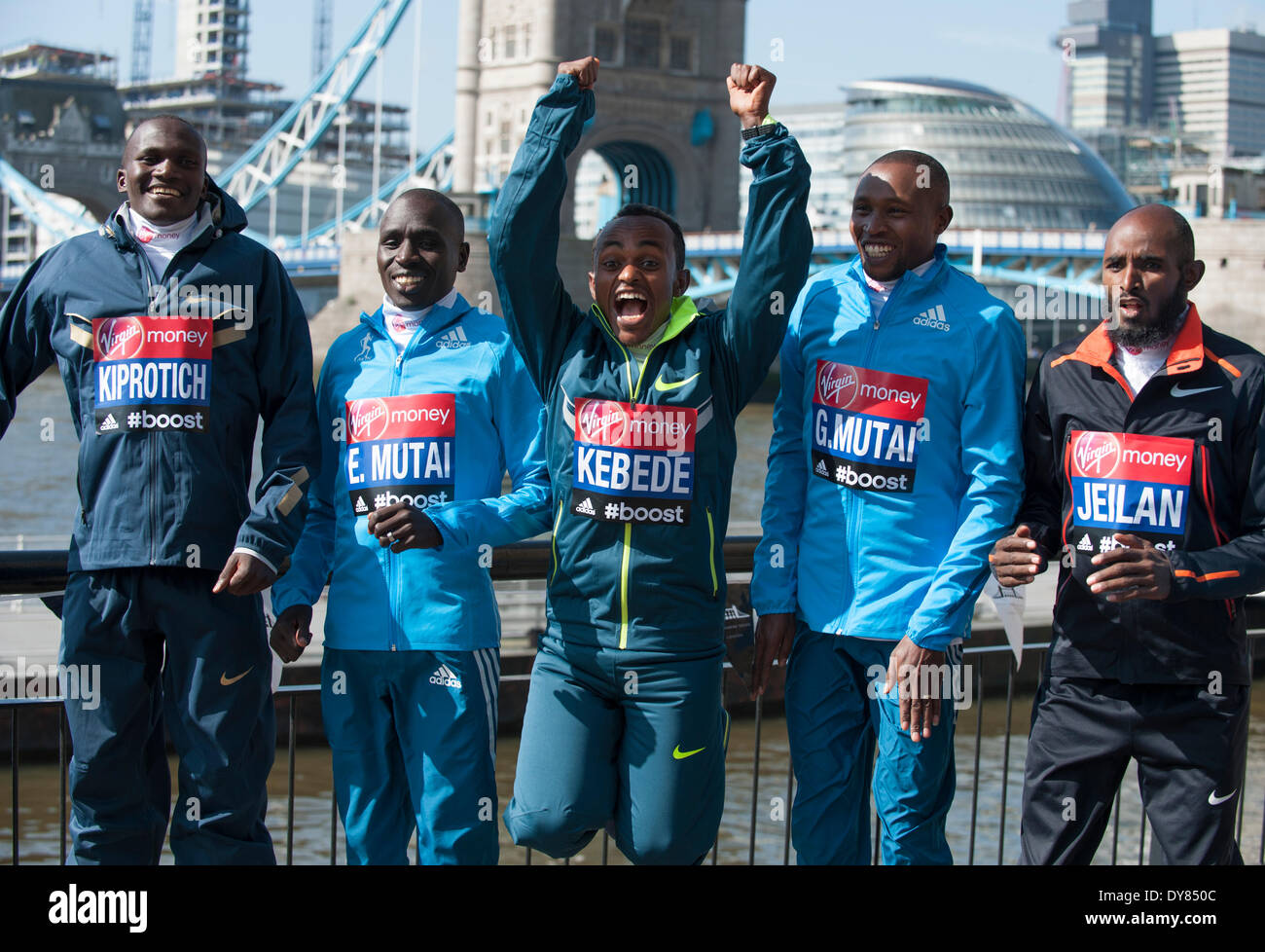 Tower Hotel, Londres UK. Le 9 avril, 2014. Photocall pour l'élite hommes participants du Marathon de Londres 2014 avec (de gauche à droite) Stephen Kiprotich (UGA) ; Emmanuel Mutai (KEN) ; Tsegaye Kebede (ETH), Geoffrey Mutai (KEN) ; Ibrahiim Jeilan (ETH) au Tower Bridge. Credit : Malcolm Park editorial/Alamy Live News Banque D'Images