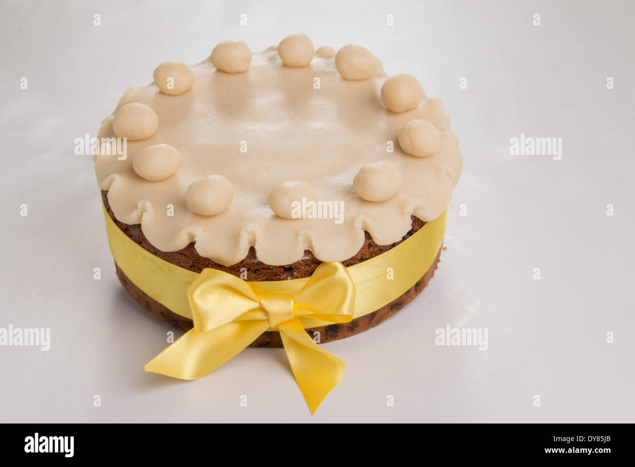 Simnel Cake Avec Decoration En Massepain De Base Avec Un Ruban Jaune Autour De Lui 15 De 35 Photo Stock Alamy