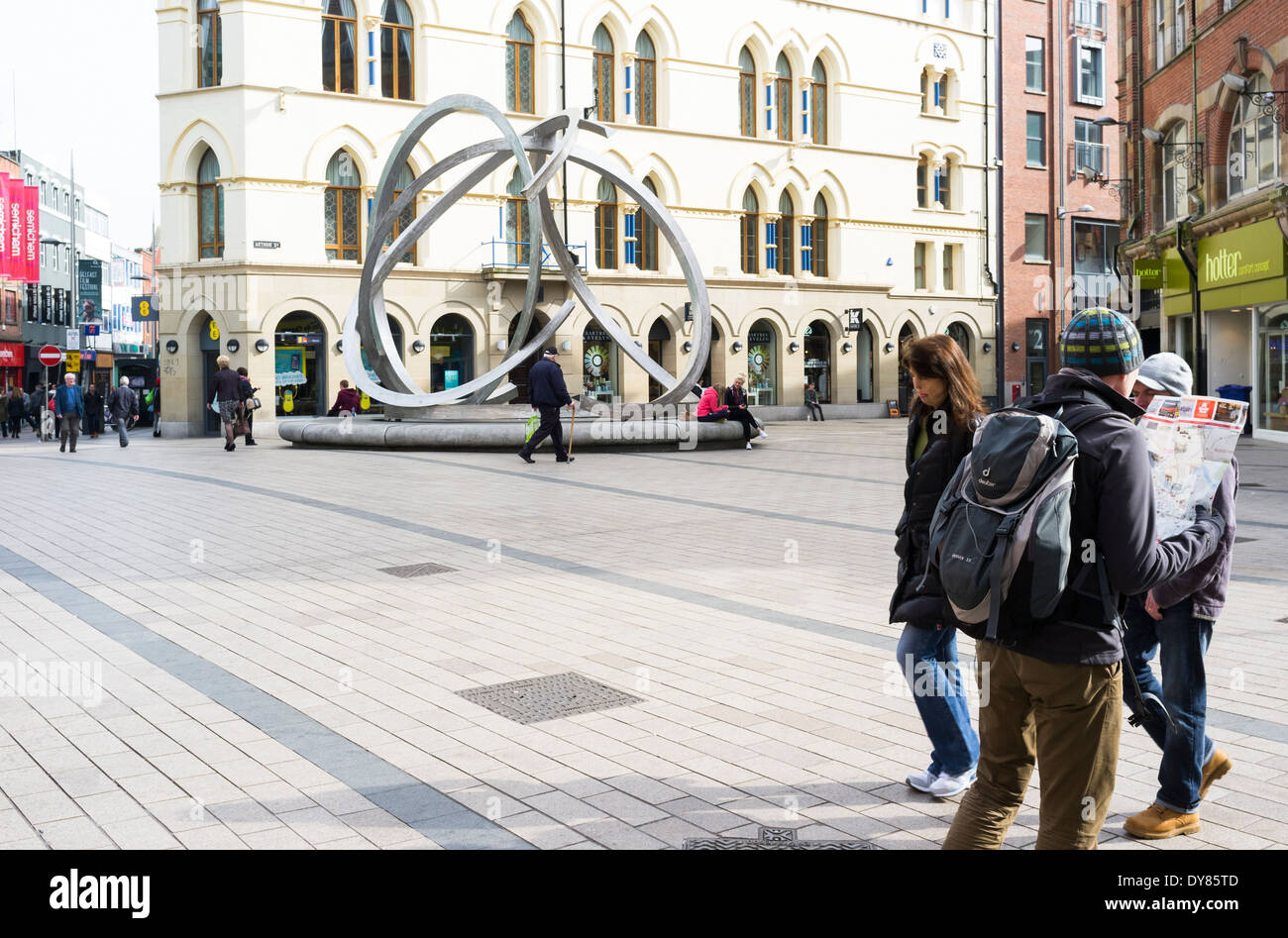 Man reading map, Cornmarket, Belfast, en Irlande du Nord Banque D'Images