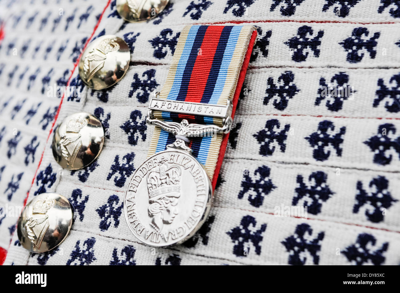 Holywood, Irlande du Nord. 9 avril 2014 - Une médaille de service porté sur l'Afghanistan l'uniforme d'un soldat de l'Irish Guards Crédit : Stephen Barnes/Alamy Live News Banque D'Images