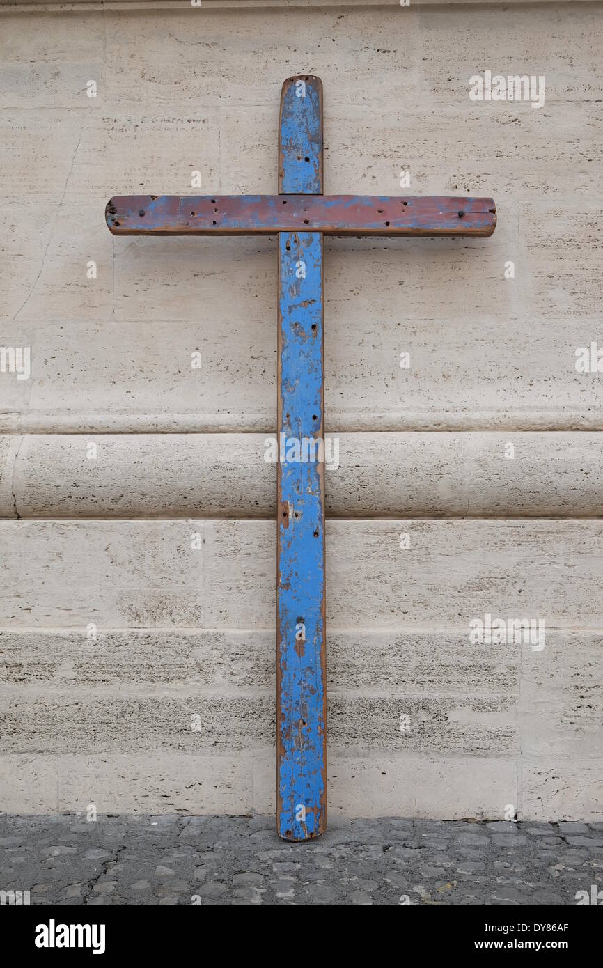 La Place Saint Pierre, Vatican, Rome, Italie. Le 9 avril, 2014. Le pape François audience générale Croix de Lampedusa.La Croix de Lampedusa a été construit par le menuisier Francesco Tucci avec barges en bois ont fait naufrage au large de l'île de Lampedusa. L'idée de le faire autour de l'Italie est le poète de l'éditeur Arnoldo Mondadori - Mosca. La route de la Croix, la Place Saint Pierre commence après la bénédiction du Pape François. Credit : Realy Easy Star/Alamy Live News Banque D'Images