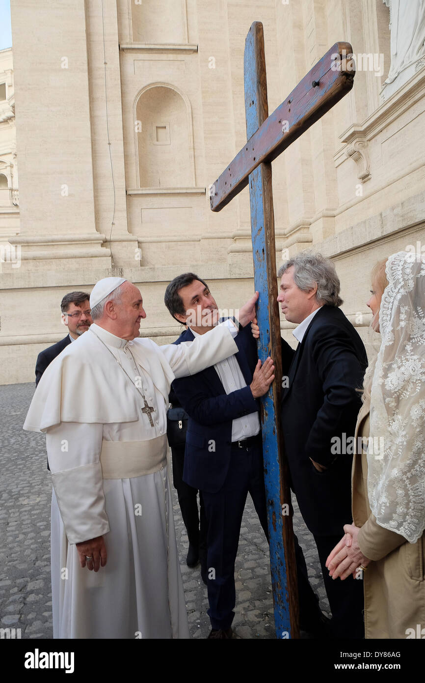La Place Saint Pierre, Vatican, Rome, Italie. Le 9 avril, 2014. Le pape François audience générale Croix de Lampedusa.La Croix de Lampedusa a été construit par le menuisier Francesco Tucci avec barges en bois ont fait naufrage au large de l'île de Lampedusa. L'idée de le faire autour de l'Italie est le poète de l'éditeur Arnoldo Mondadori - Mosca. La route de la Croix, la Place Saint Pierre commence après la bénédiction du Pape François. Credit : Realy Easy Star/Alamy Live News Banque D'Images
