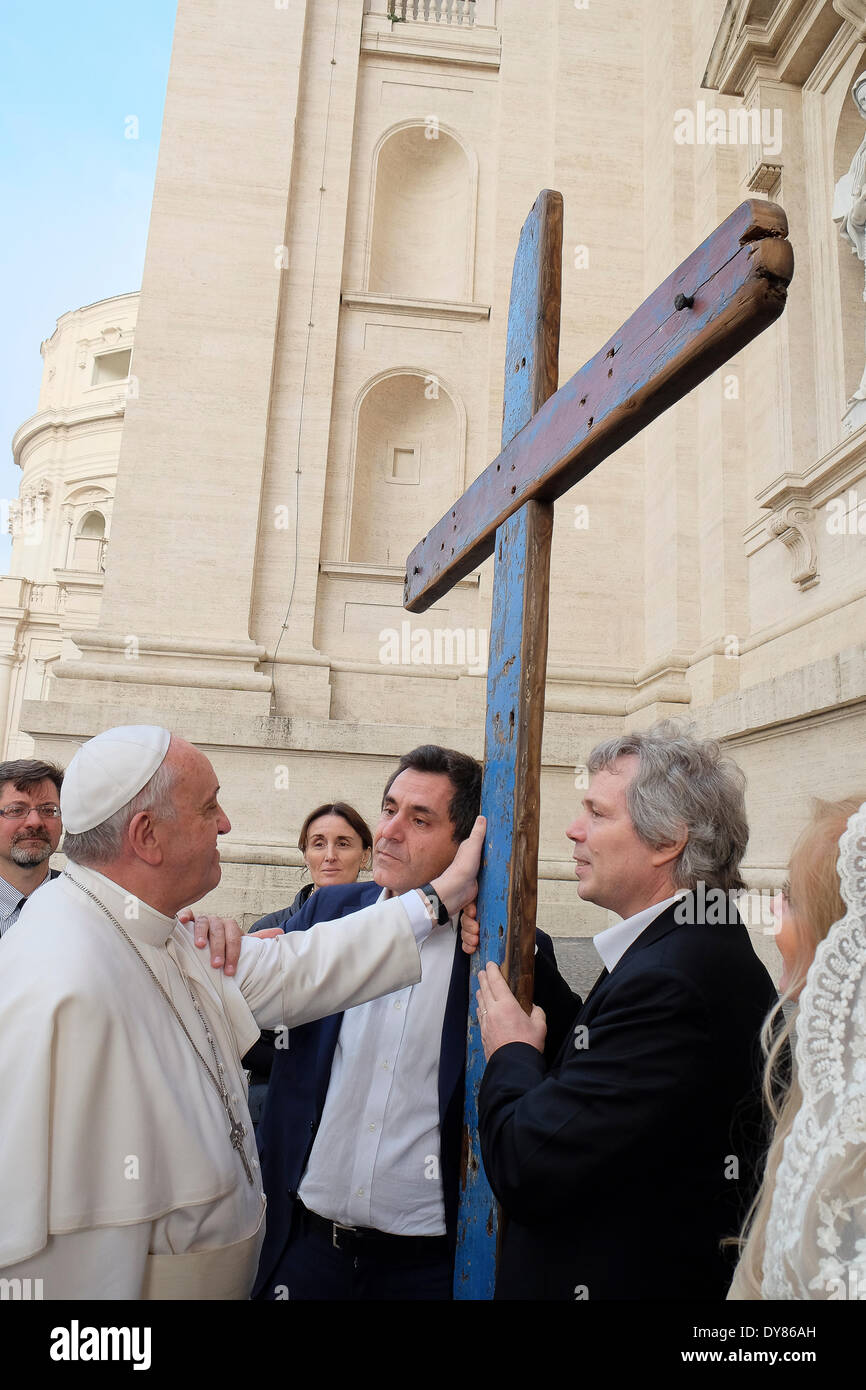 La Place Saint Pierre, Vatican, Rome, Italie. Le 9 avril, 2014. Le pape François audience générale Croix de Lampedusa.La Croix de Lampedusa a été construit par le menuisier Francesco Tucci avec barges en bois ont fait naufrage au large de l'île de Lampedusa. L'idée de le faire autour de l'Italie est le poète de l'éditeur Arnoldo Mondadori - Mosca. La route de la Croix, la Place Saint Pierre commence après la bénédiction du Pape François. Credit : Realy Easy Star/Alamy Live News Banque D'Images