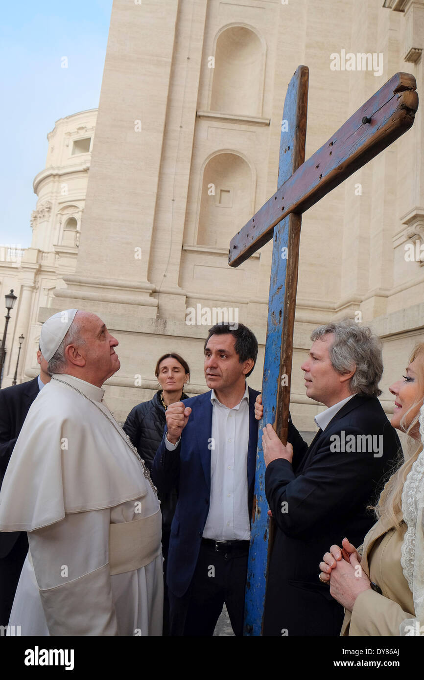 La Place Saint Pierre, Vatican, Rome, Italie. Le 9 avril, 2014. Le pape François audience générale Croix de Lampedusa.La Croix de Lampedusa a été construit par le menuisier Francesco Tucci avec barges en bois ont fait naufrage au large de l'île de Lampedusa. L'idée de le faire autour de l'Italie est le poète de l'éditeur Arnoldo Mondadori - Mosca. La route de la Croix, la Place Saint Pierre commence après la bénédiction du Pape François. Credit : Realy Easy Star/Alamy Live News Banque D'Images