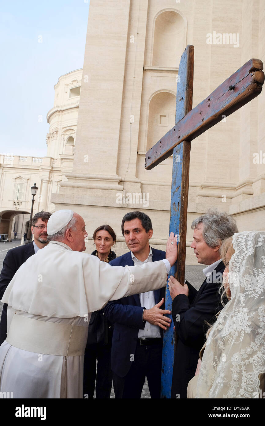 La Place Saint Pierre, Vatican, Rome, Italie. Le 9 avril, 2014. Le pape François audience générale Croix de Lampedusa.La Croix de Lampedusa a été construit par le menuisier Francesco Tucci avec barges en bois ont fait naufrage au large de l'île de Lampedusa. L'idée de le faire autour de l'Italie est le poète de l'éditeur Arnoldo Mondadori - Mosca. La route de la Croix, la Place Saint Pierre commence après la bénédiction du Pape François. Credit : Realy Easy Star/Alamy Live News Banque D'Images