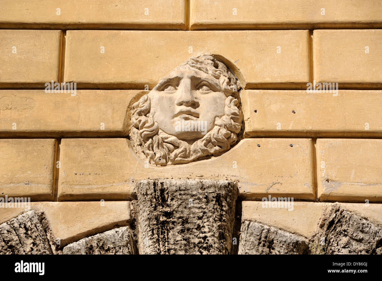 Italie, Rome, Ghetto juif, Palazzo Cenci, Medusa Head, ancien relief romain encastré dans le mur au-dessus de la porte du xvie siècle Banque D'Images