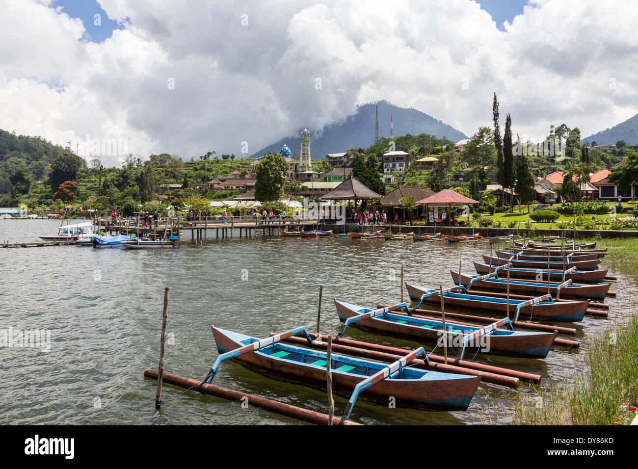 Bateaux sur le lac Bratan près de Pura Ulun Danu Bratan ou Pura Bratan, un Shivaite et temple de l'eau en Bali, Indonésie. Banque D'Images