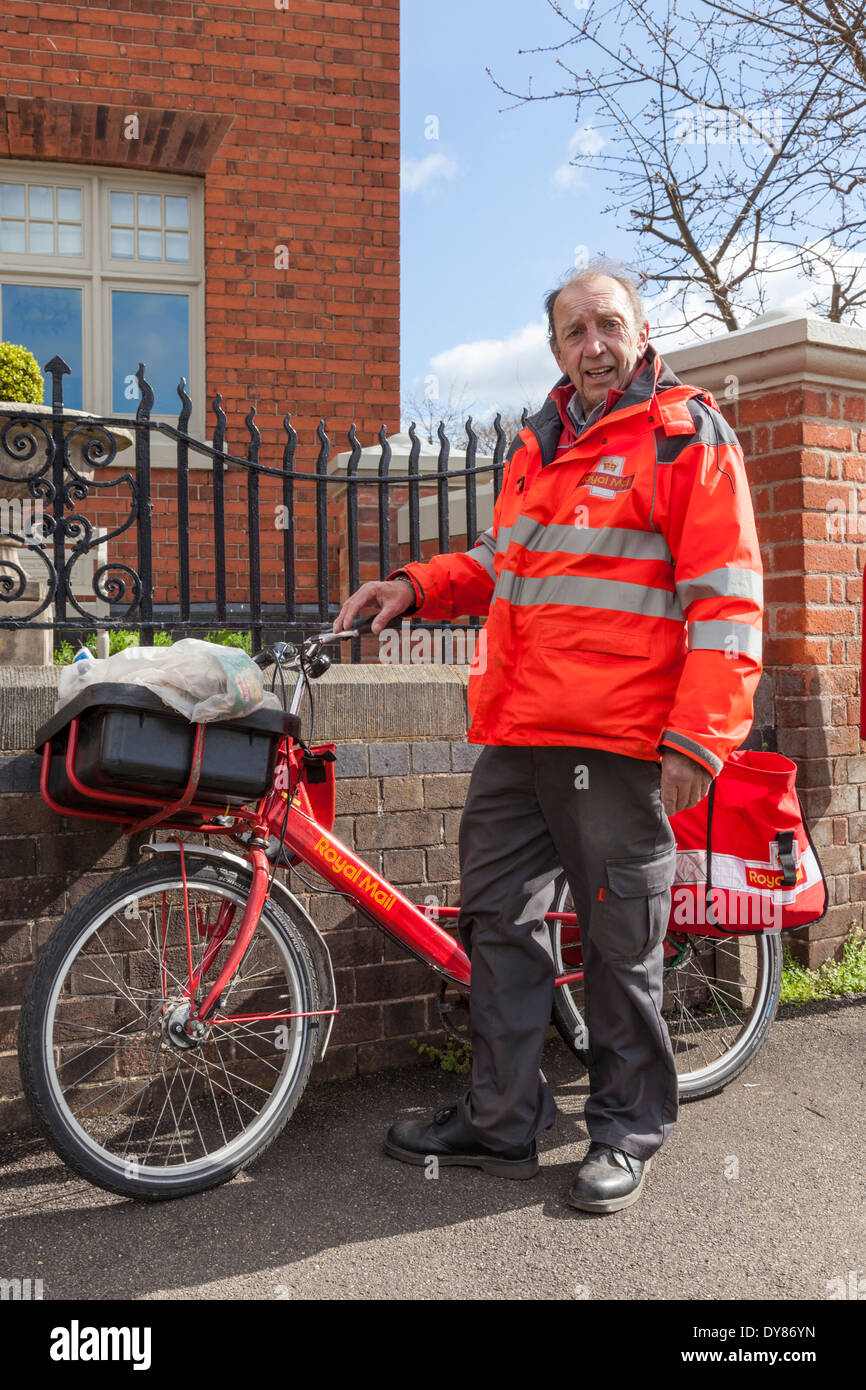 Royal Mail postman avec son vélo, Plumtree, Lancashire, England, UK Banque D'Images