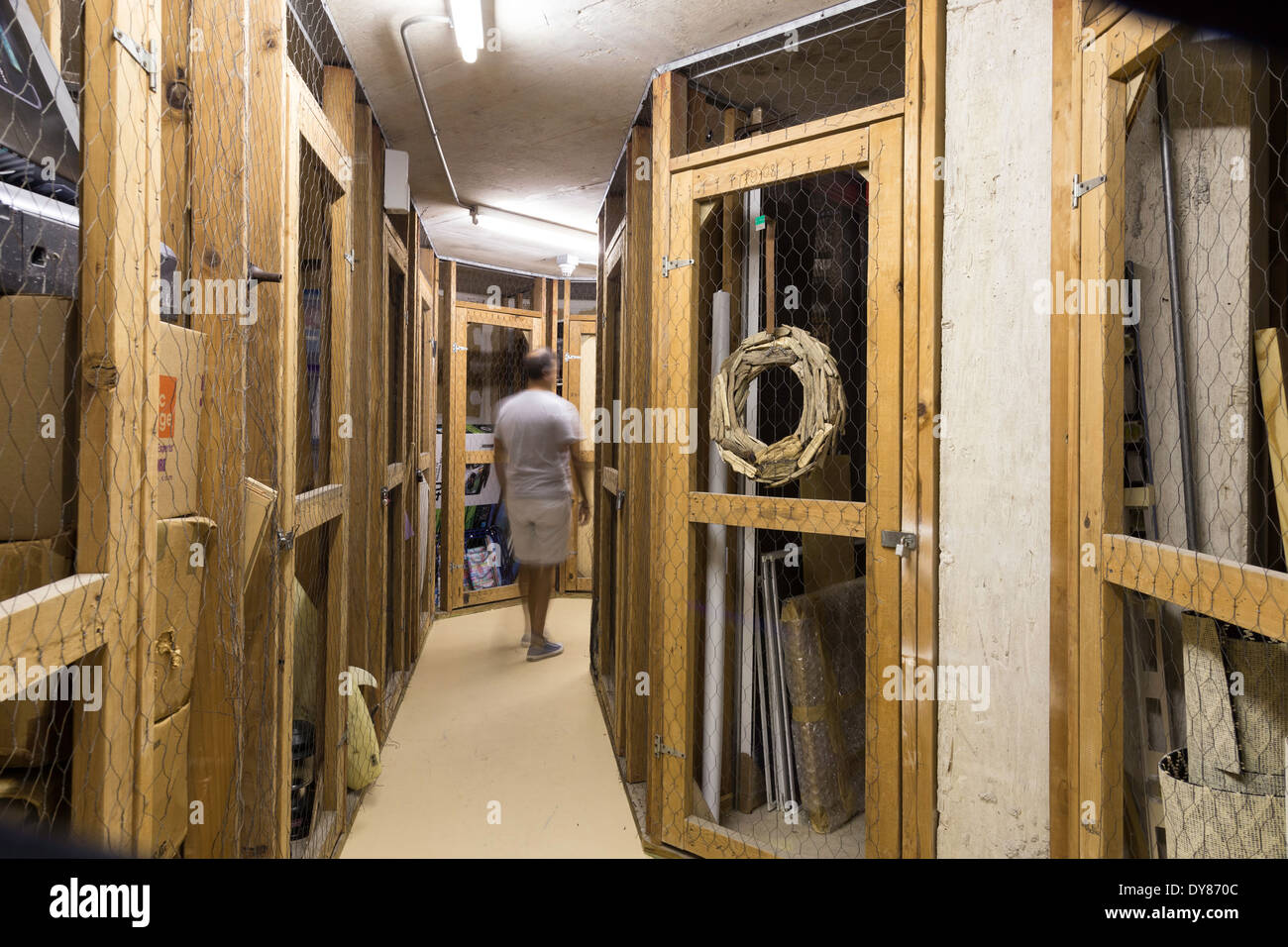 Homme marchant dans la région de pièce de stockage en complexe d'appartements , USA Banque D'Images