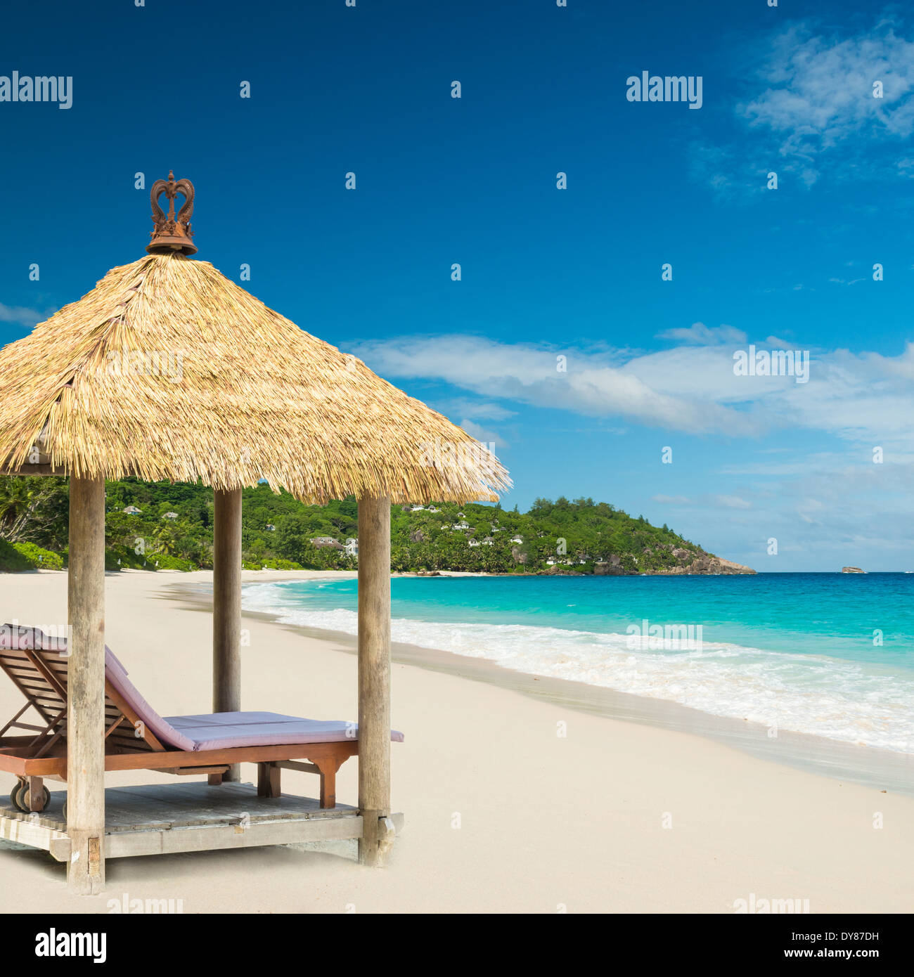 Des lits de plage avec pavillon et mer turquoise Banque D'Images