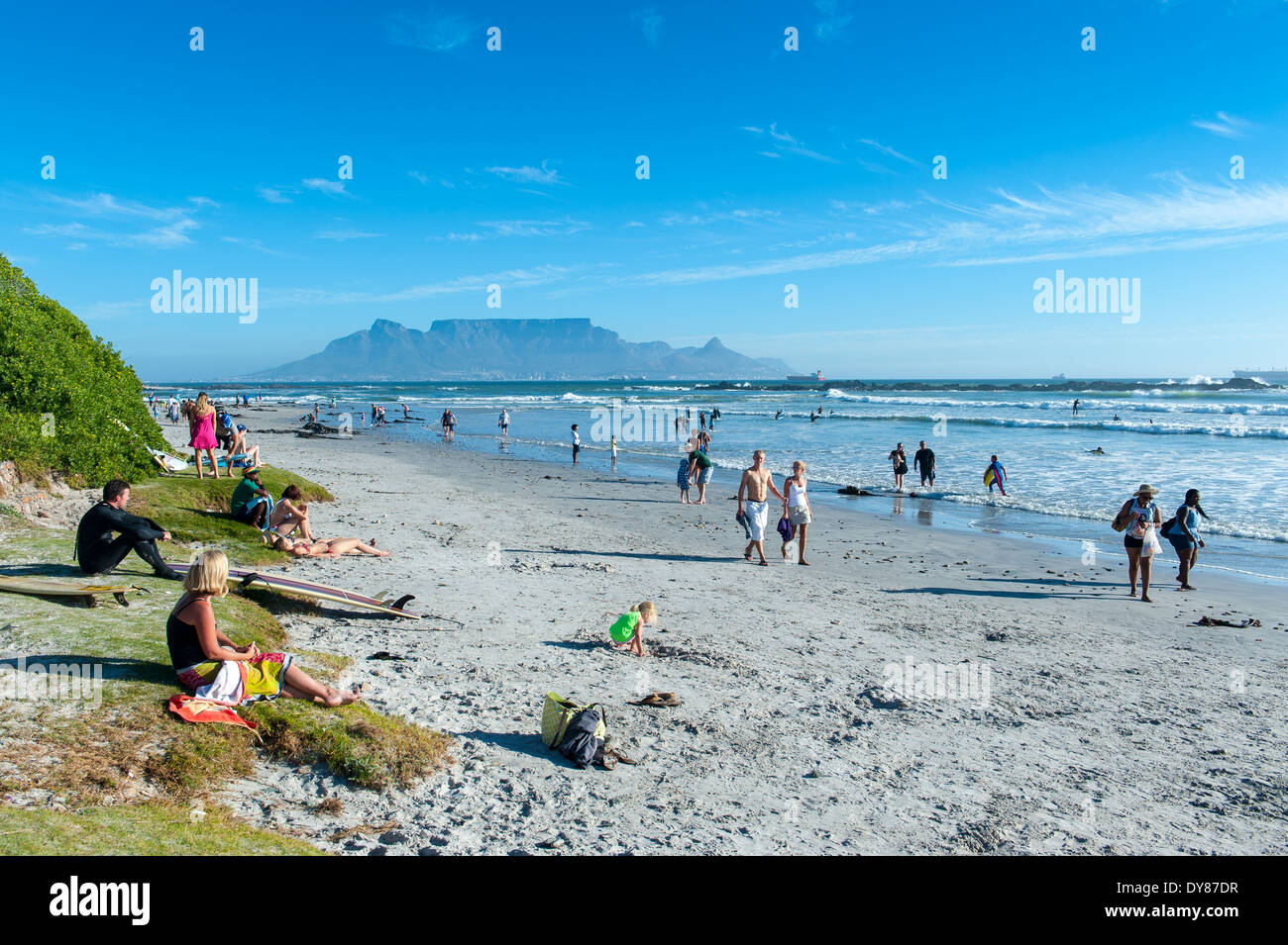 Les gens qui marchent sur la plage de Blouberg, Table Mountain, dans l'arrière-plan, Afrique du Sud Banque D'Images