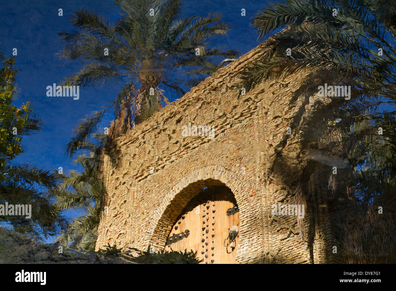 L'entrée d'un composé dans l'oasis de Tozeur affiche un style tunisien porte en bois et le style unique de la ville de mur en brique Banque D'Images