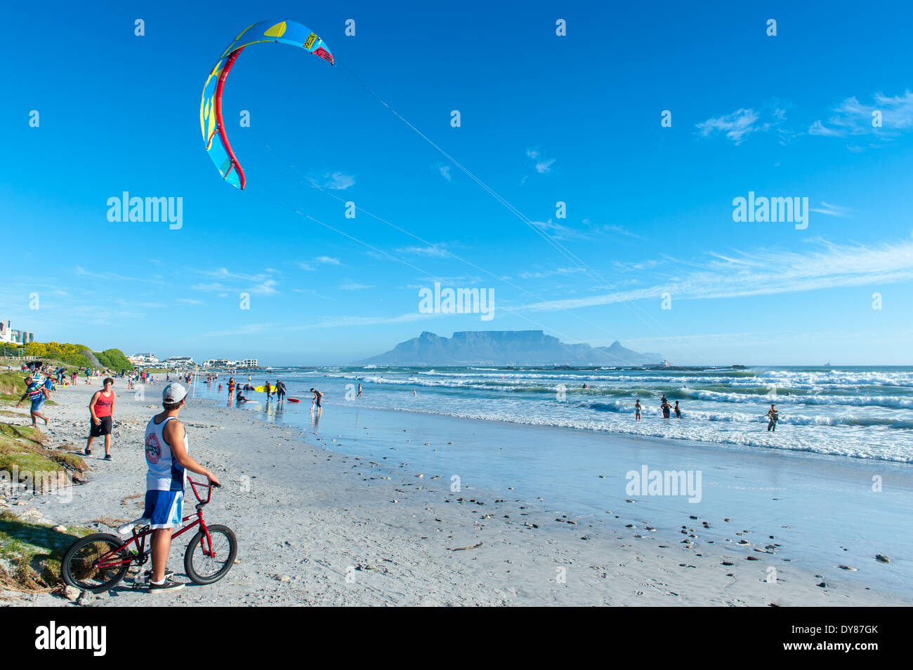Kitesurfer prépare à surf, Bloubergstrand, sur la Montagne de la table en arrière-plan, l'Afrique du Sud Banque D'Images