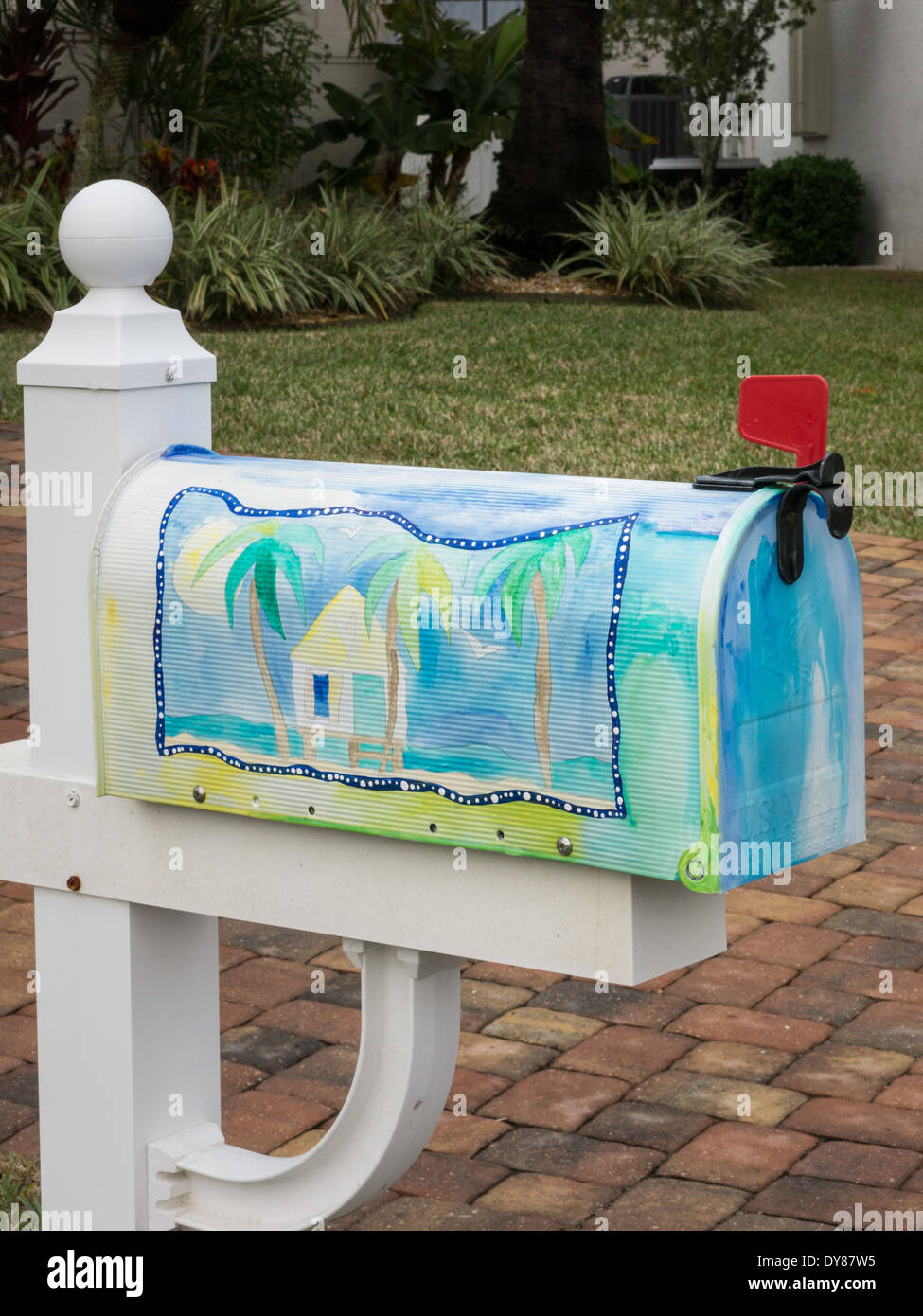 Boîte aux lettres peintes à la main, à la maison résidentielle de banlieue, Punta Gorda, FL Banque D'Images