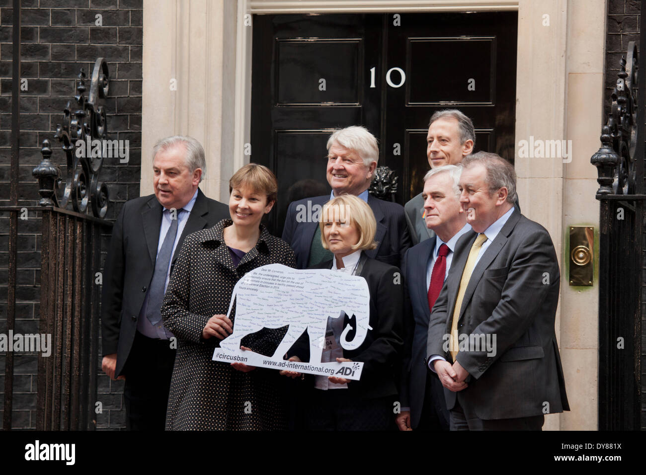 Londres, 9 mars 2014. Une pétition à M. David Cameron, Downing Street, d'interdire l'utilisation d'animaux sauvages dans les cirques avant les prochaines élections générales en 2015. Caroline Lucas, John Mcdonell MPs, Peter Tatchell Crédit : Sebastian Remme/Alamy Live News Banque D'Images