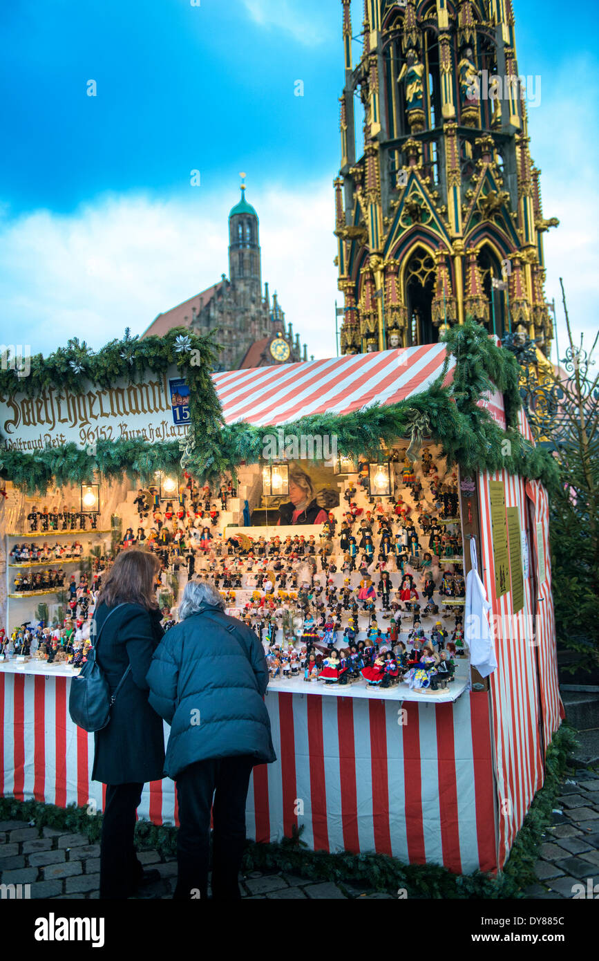 Les touristes du shopping au Marché de Noël, Nuremberg, Allemagne Banque D'Images