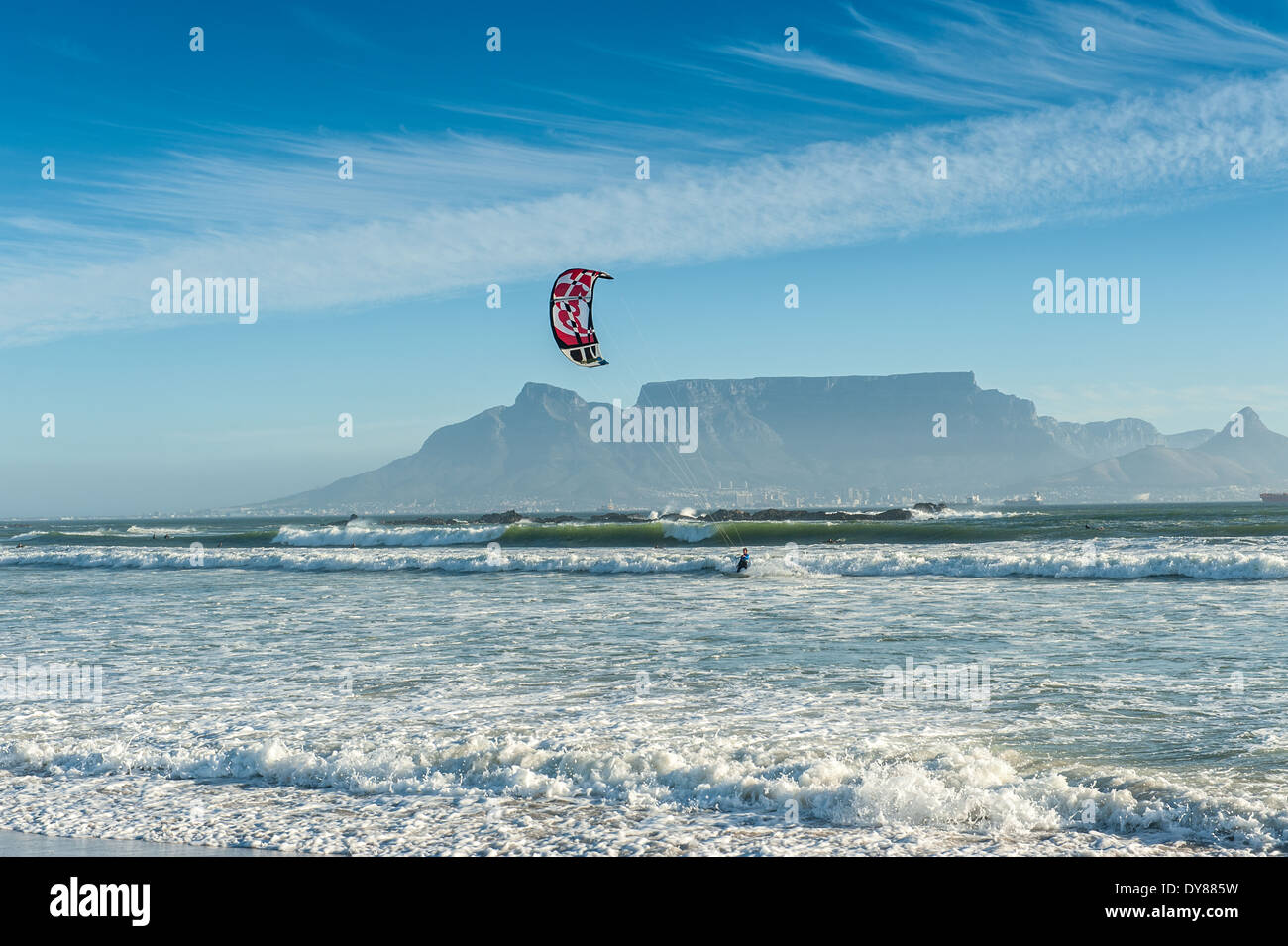 Kitesurfer dans Bloubergstrand, sur la Montagne de la table en arrière-plan, l'Afrique du Sud Banque D'Images