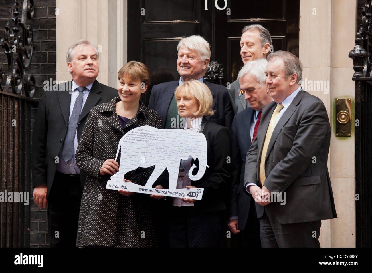 Londres, 9 mars 2014. Une pétition à M. David Cameron, Downing Street, d'interdire l'utilisation d'animaux sauvages dans les cirques avant les prochaines élections générales en 2015. Caroline Lucas, John Mcdonell MPs, Peter Tatchell Crédit : Sebastian Remme/Alamy Live News Banque D'Images