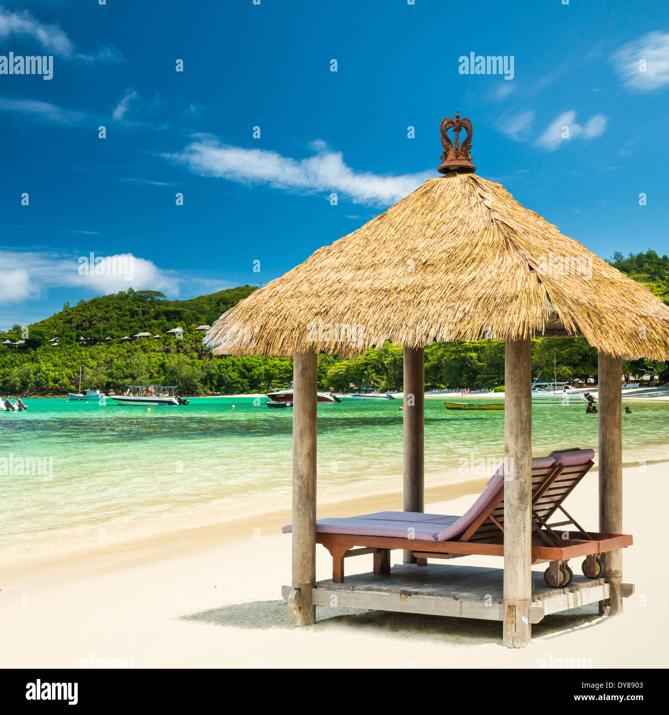 Des lits de plage avec pavillon et mer turquoise Banque D'Images